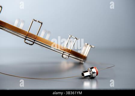 Colonna capillare. Apparecchiature a colonna per gascromatografia. Foto Stock