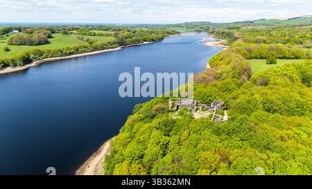 Una replica del castello di Liverpool raffigurata accanto al bacino idrico di Lower Rivington nel Lancashire. Foto Stock