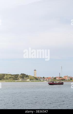 Villaggio ed un porto di wadden olandese isola Terschelling Foto Stock