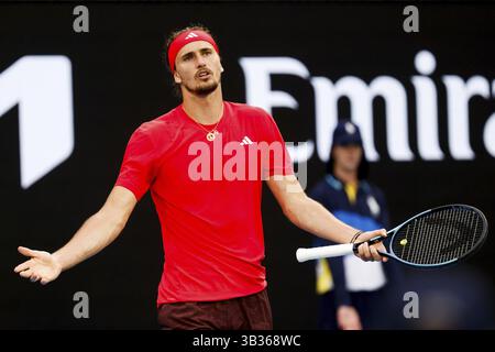 MELBOURNE, AUSTRALIA - 19 GENNAIO: La Germania Alexander Zverev reagisce ad un punto mancato contro Ugo Humbert di Francia l'ottavo giorno dell'Austral 2025 Foto Stock