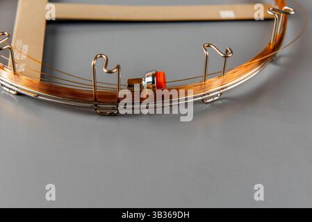 Colonna capillare. Apparecchiature a colonna per gascromatografia. Foto Stock