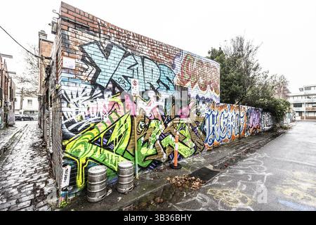 MELBOURNE, AUSTRALIA - 29 LUGLIO 2024: Vicoli che attraversano la famosa e popolare via dello shopping di Brunswick St a Fitzroy, Victoria, Australia, Foto Stock