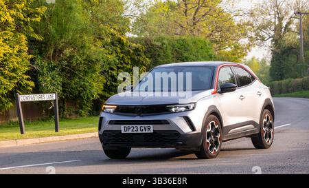 Whittlebury, Northants.,.UK - 27 aprile 2025: 2023 Vauxhall Mokka gs turbo car che guida su una strada di campagna inglese. Foto Stock