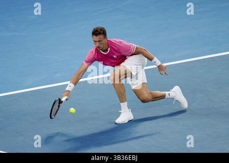 MELBOURNE, AUSTRALIA - 19 GENNAIO: Jiri Lehecka della Repubblica Ceca colpisce in anticipo Novak Djokovic della Serbia l'ottavo giorno degli Australian Open 2025 Foto Stock