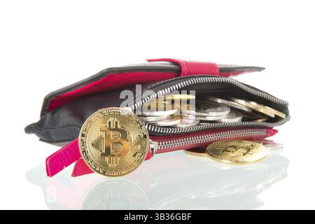 Golden e Silver bitcoins in portafoglio isolate su sfondo bianco Foto Stock