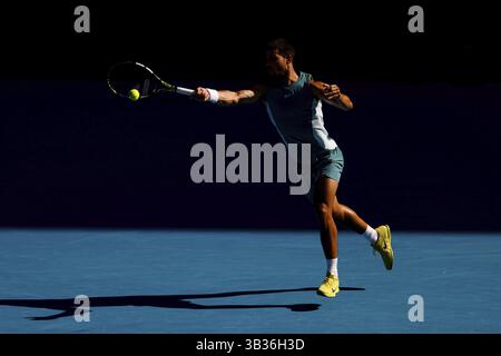 MELBOURNE, AUSTRALIA - 19 GENNAIO: Carlos Alcaraz di Spagna colpisce in anticipo Jack Draper di Gran Bretagna l'ottavo giorno degli Australian Open 2025 at Foto Stock