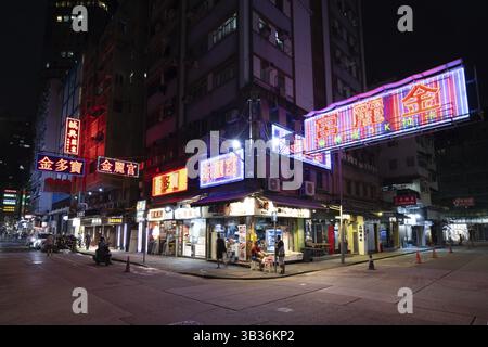HONG KONG, CINA - 28 SETTEMBRE 2024: Trafficato angolo di strada di notte con la famosa vecchia segnaletica al neon a Portland St, Mongkok a Kowloon a Hong Kong Foto Stock