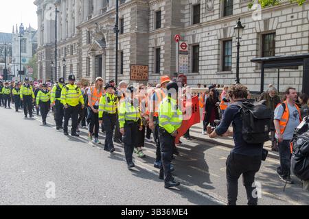 Londra, Regno Unito, 26 aprile 2025: Membri di Just Stop Oil, protesta lungo Whitehall nel centro di Londra Foto Stock
