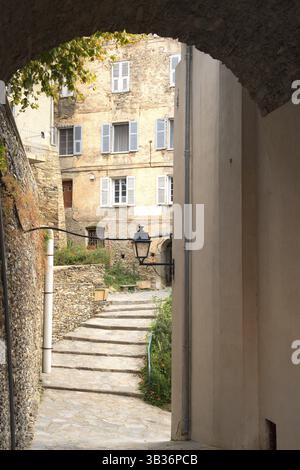 Guardando attraverso La Piccola corsia villaggio francese Casinca Foto Stock