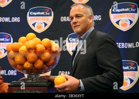 29 dicembre 2017 - ft. Lauderdale, FL, USA - l'University of Miami coach Mark Richt durante una conferenza stampa all'Orange Bowl presso il Renaissance Fort Lauderdale Cruise Port Hotel a Fort Lauderdale, Flag., il 29 dicembre 2017. (Immagine di credito: © Amy Beth Bennett/TNS via ZUMA Wire) Foto Stock