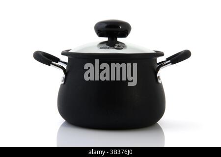 Cucina nera pentola con coperchio in vetro isolato su sfondo bianco Foto Stock