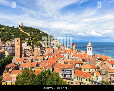 Veduta aerea del villaggio marino di Noli con sullo sfondo il Castello di Monte Ursino, Noli, provincia di Savona, Ligury, Italia Foto Stock