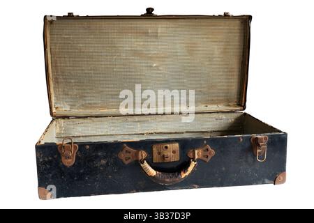 La vecchia valigia in metallo arrugginito è vuota con coperchio aperto e mostra l'interno in cartone. L'antica maniglia per bagagli è in pelle, corda e legno. Ideale per la visualizzazione. Foto Stock