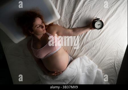 La donna incinta soffre di insonnia. Foto Stock