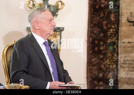 Il Segretario alla difesa JAMES MATTIS incontra il Presidente egiziano al Cairo. Il Segretario Mattis si reca in Egitto, Giordania, Pakistan e Kuwait per riaffermare il duraturo impegno degli Stati Uniti nei confronti di partnership in Medio Oriente, Africa occidentale e Asia meridionale. Foto Stock
