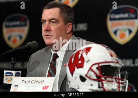 29 dicembre 2017 - ft. Lauderdale, Florida, USA - il coach dell'Università del Wisconsin Paul Chyst parla durante una conferenza stampa degli allenatori dell'Orange Bowl presso il Renaissance Fort Lauderdale Cruise Port Hotel a Fort Lauderdale venerdì 29 dicembre 2017. (Immagine di credito: © Amy Beth Bennett/TNS via ZUMA Wire) Foto Stock