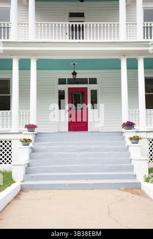 Dettagli della tipica casa coloniale con porta d'ingresso e portico Foto Stock