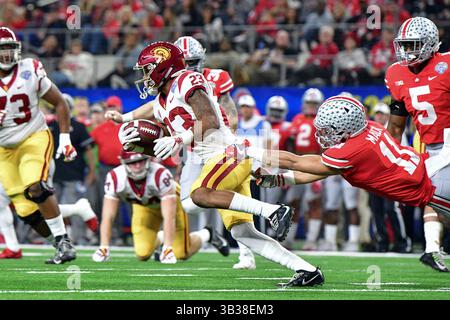 29 dicembre 2017: Il wide receiver degli USC Trojans Velus Jones Jr. (23) sfugge al defensive end degli Ohio State Buckeyes Jalyn Holmes (11). Durante una partita di football NCAA tra gli USC Trojans e gli Ohio State Buckeyes al Good Year Cotton Bowl all'AT&T Stadium di Arlington, Texas. . Manny Flores/CSM Foto Stock