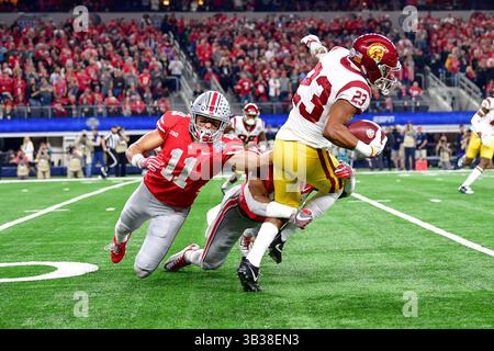 29 dicembre 2017: Il wide receiver degli USC Trojans Velus Jones Jr. (23) cerca di eludere il defensive end degli Ohio State Buckeyes Jalyn Holmes (11) durante una partita di football NCAA tra gli USC Trojans e gli Ohio State Buckeyes al Good Year Cotton Bowl all'AT&T Stadium di Arlington, Texas. . Manny Flores/CSM Foto Stock