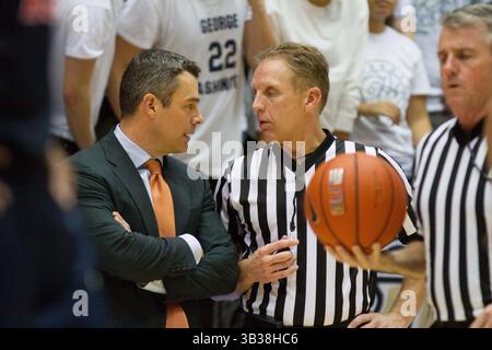 16 novembre 2015 - Washington, Distrcit of Columbia, USA - Capo allenatore della squadra di basket maschile dei Virginia Cavaliers, TONY BENNETT. (Immagine di credito: © Alex Edelman via ZUMA Wire) Foto Stock