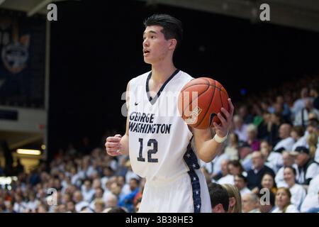 16 novembre 2015 - Washington, Distrcit of Columbia, USA - George Washington Colonials Senior Guard YUTA WATANABE. (Immagine di credito: © Alex Edelman via ZUMA Wire) Foto Stock