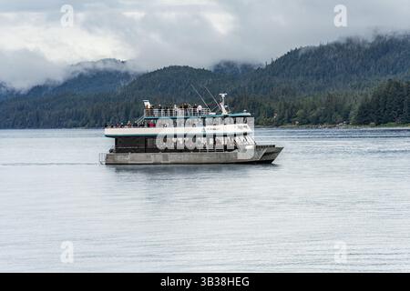 Juneau, Alaska, Stati Uniti - 22 settembre 2024: Un tour in barca per l'avvistamento delle balene nell'area di Auke Bay vicino a Juneau, Alaska. Foto Stock