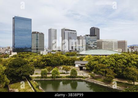 OSAKA, GIAPPONE - SETTEMBRE 25 2024: Vista verso il quartiere degli affari di Shiromi e la Osaka-Jo Hall dal Castello di Osaka in una calda giornata autunnale a Osaka, Giappone Foto Stock