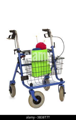 Blue walker con freni a mano e il cestello con lavorazione a maglia isolate su sfondo bianco Foto Stock