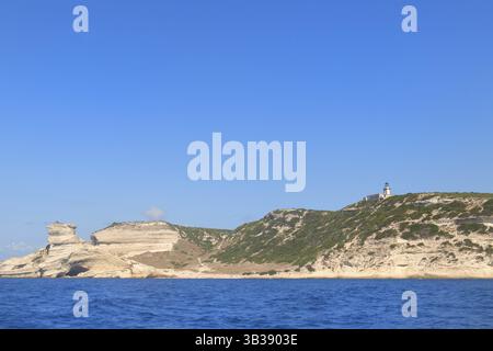 Faro sulla costa dell'isola Corsica vicino Bonifacio Foto Stock
