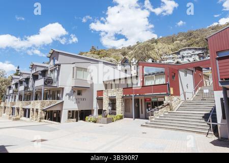 THREDBO, AUSTRALIA - 15 DICEMBRE 2023: Villaggio di Thredbo in estate nelle Snowy Mountains, nuovo Galles del Sud, Australia, Oceania Foto Stock