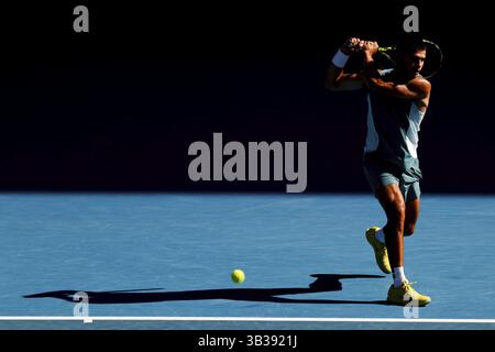 MELBOURNE, AUSTRALIA - 19 GENNAIO: Carlos Alcaraz, spagnolo, colpisce il rovescio di Jack Draper, britannico, l'ottavo giorno degli Australian Open 2025 Foto Stock