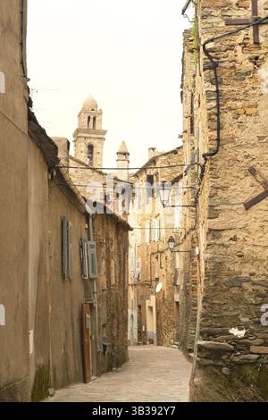Guardando attraverso La Piccola corsia villaggio francese Casinca Foto Stock