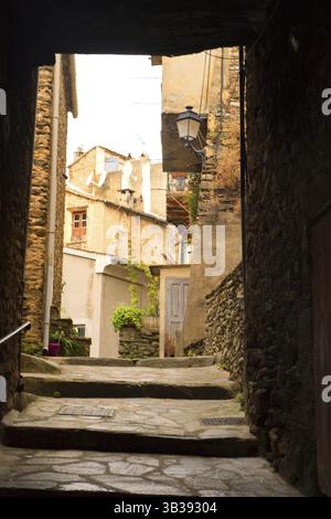 Guardando attraverso La Piccola corsia villaggio francese Casinca Foto Stock