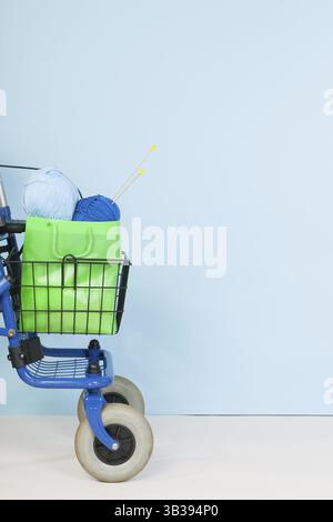 Blue walker con lavorazione a maglia da donna su sfondo colorato Foto Stock