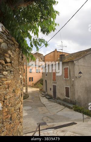 Guardando attraverso La Piccola corsia villaggio francese Casinca Foto Stock