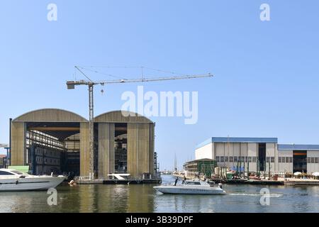 Motoscafo della polizia di Finanza di fronte ai cantieri navali Azimut Benetti (a sinistra) e Francesco del Carlo nella Darsena Italia, Viareggio Foto Stock