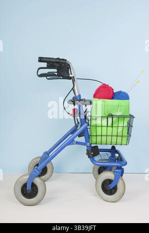 Blue walker con lavorazione a maglia da donna su sfondo colorato Foto Stock