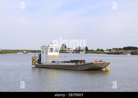 Francese barca di ostriche di legno al fiume la Charente Foto Stock