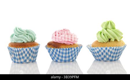 Tortini colorati con crema di burro isolate su sfondo bianco Foto Stock