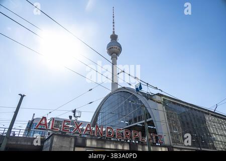La stazione ferroviaria di Alexanderplatz come Fernsehturm English: Television Tower si trova dietro Alexanderplatz nel centro di Berlino. Berlin Alexanderplatz Germania Copyright: XKristianxTuxenxLadegaardxBergx KTLB Berlin11 26042025 Foto Stock