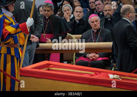 La bara con il corpo di Papa Francesco esposta all'interno della Basilica di San Pietro città del Vaticano, Vaticano - 25 aprile 2025: I cardinali rendono omaggio al corpo di Papa Francesco esposto nella bara al centro della Basilica di San Pietro. Città del Vaticano Vaticano Copyright: XGennaroxLeonardix Foto Stock
