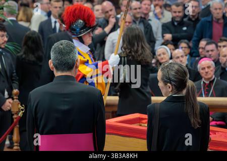 La bara con il corpo di Papa Francesco esposta all'interno della Basilica di San Pietro città del Vaticano, Vaticano - 25 aprile 2025: I cardinali rendono omaggio al corpo di Papa Francesco esposto nella bara al centro della Basilica di San Pietro. Città del Vaticano Vaticano Copyright: XGennaroxLeonardix Foto Stock