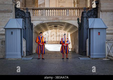 Guardie svizzere sorvegliano un ingresso alla città del Vaticano, Vaticano - 25 aprile 2025: Guardie svizzere sorvegliano un ingresso al Vaticano mentre i fedeli si recano alla basilica per salutare Papa Francesco. Città del Vaticano Vaticano Copyright: XGennaroxLeonardix Foto Stock
