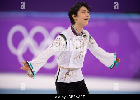 17 febbraio 2018 - Pyeongchang, Corea del Sud - il Giappone YUZURU HANYU celebra la sua medaglia d'oro nell'evento di pattinaggio di figura maschile sabato presso la Gangneung Ice Arena. (Immagine di credito: © Mark Reis via ZUMA Wire) Foto Stock