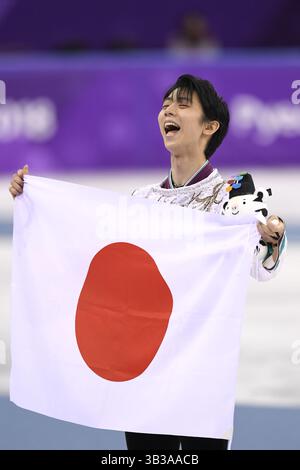 17 febbraio 2018 - Pyeongchang, Corea del Sud - YUZURU HANYU del Giappone celebra la sua medaglia d'oro nel pattinaggio singolo maschile sabato 17 febbraio 2018 presso la Gangneung Ice Arena ai Giochi Olimpici invernali di Pyeongchang. Foto di Mark Reis, ZUMA Press/The Gazette (immagine di credito: © Mark Reis via ZUMA Wire) Foto Stock