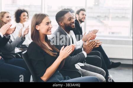 Diversi team di business saluto altoparlante con applausi Foto Stock