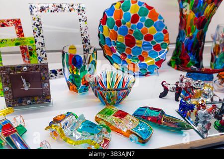 Souvenir dal vetro di Murano nel negozio di articoli da regalo di Venezia Foto Stock