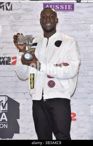12 novembre 2017 - Londra, Regno Unito di Gran Bretagna e Irlanda del Nord - Stormzy è stato nella stanza del vincitore durante l'MTV EMAS 2017 tenutosi alla SSE Arena di Wembley il 12 novembre 2017 a Londra (immagine di credito: © Famous/Ace Pictures via ZUMA Press) Foto Stock