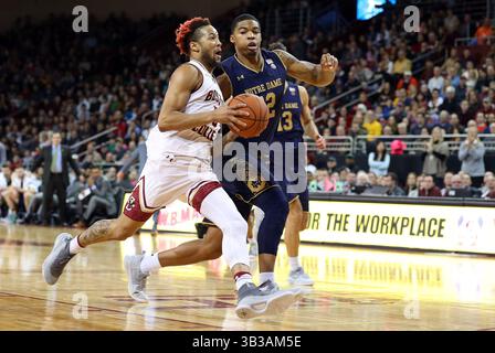 17 febbraio 2018; Chestnut Hill, Massachusetts, USA; la guardia dei Boston College Eagles Ky Bowman (0) va al basket contro Notre Dame combattendo l'attaccante irlandese Elijah Burns (12) durante la partita di basket NCAA tra Notre Dame Fighting Irish e Boston College Eagles al Conte Forum. Notre Dame sconfisse il Boston College 84-67. Anthony Nesmith/CSM(immagine di credito: &Copy; Anthony Nesmith/CSM tramite cavo ZUMA) Foto Stock
