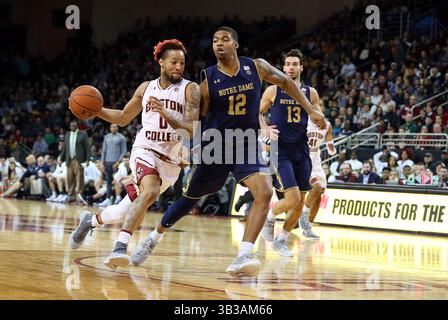 17 febbraio 2018; Chestnut Hill, Massachusetts, USA; la guardia dei Boston College Eagles Ky Bowman (0) va al basket contro Notre Dame combattendo l'attaccante irlandese Elijah Burns (12) durante la partita di basket NCAA tra Notre Dame Fighting Irish e Boston College Eagles al Conte Forum. Notre Dame sconfisse il Boston College 84-67. Anthony Nesmith/CSM(immagine di credito: &Copy; Anthony Nesmith/CSM tramite cavo ZUMA) Foto Stock